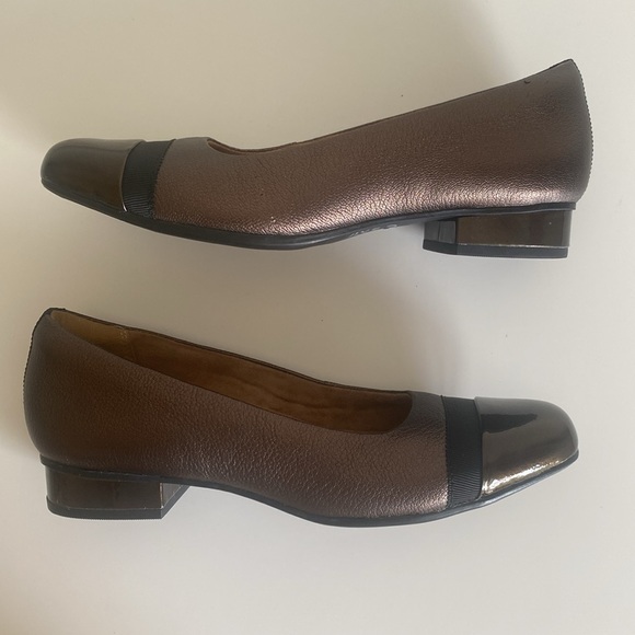 Clarks Keesha Metallic Leather Shoe Size 7.5 Low Heel Square Toe Business Casual - Picture 6 of 16